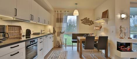 Fridge, oven, stovetop, dishwasher