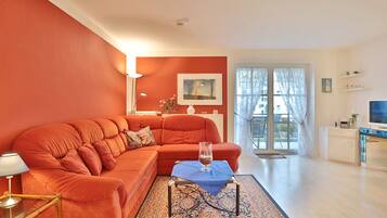 Una televisión, un reproductor de DVD, un reproductor estéreo