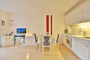 Kühlschrank, Geschirrspüler, Wasserkocher mit Kaffee-/Teezubehör