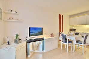 Kühlschrank, Geschirrspüler, Wasserkocher mit Kaffee-/Teezubehör