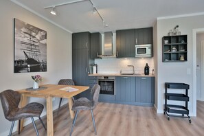 Kühlschrank, Mikrowelle, Herdplatte, Geschirrspüler