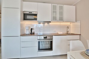 Kühlschrank, Mikrowelle, Herdplatte, Geschirrspüler