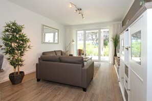 Fernseher, DVD-Player, Stereoanlage