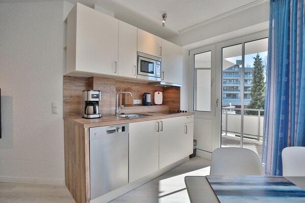 Kühlschrank, Mikrowelle, Herdplatte, Geschirrspüler