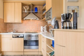 Herdplatte, Geschirrspüler, Wasserkocher mit Kaffee-/Teezubehör, Toaster