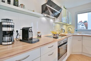 Kühlschrank, Mikrowelle, Ofen, Herdplatte