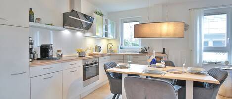 Een koelkast, een microgolfoven, een oven, een kookplaat