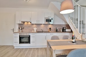 Réfrigérateur, micro-ondes, plaque de cuisson, lave-vaisselle