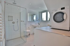 Douche, sèche-cheveux
