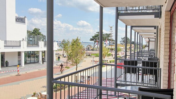 Varanda com vista para a rua e edifícios.