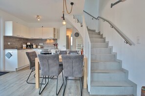 ثلاجة، ميكروويف، فرن، موقد طهي مسطح