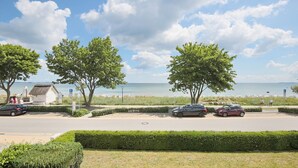 Een parkeerplaats met bomen en uitzicht op zee.