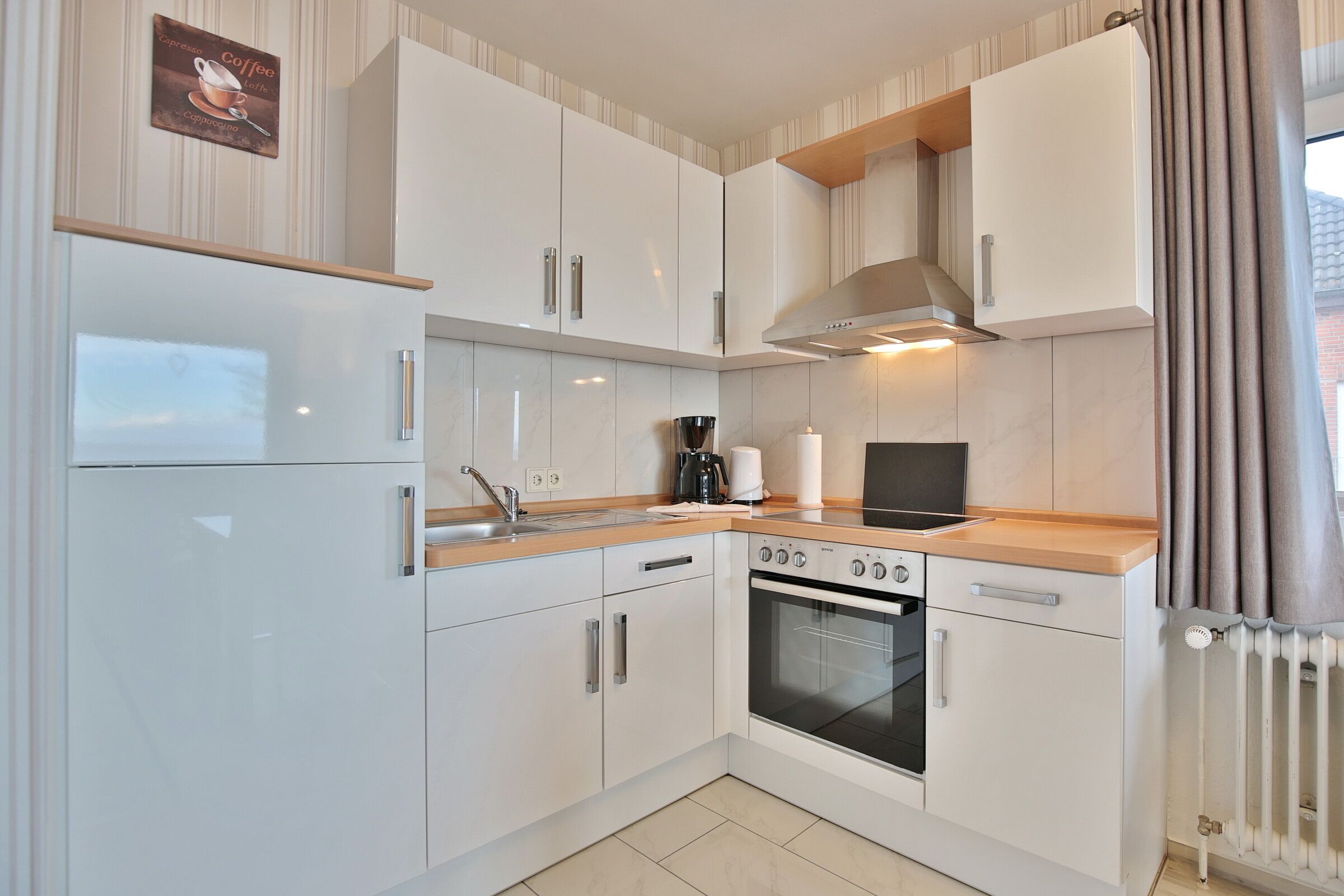 Fridge, oven, stovetop, coffee/tea maker