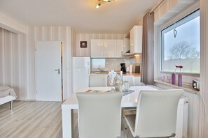 Kühlschrank, Ofen, Herdplatte, Wasserkocher mit Kaffee-/Teezubehör