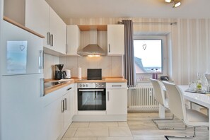 Fridge, oven, stovetop, coffee/tea maker - Villa Meeresstrand Appartement 7 (Haffkrug)
