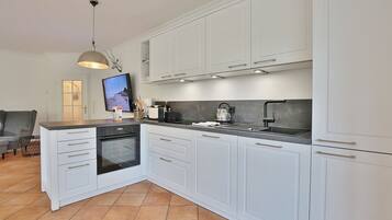 Kühlschrank, Mikrowelle, Ofen, Herdplatte