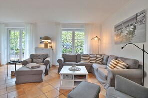 Fernseher, DVD-Player, Stereoanlage