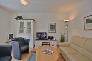 Fernseher, DVD-Player, Stereoanlage