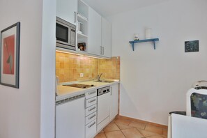 Kühlschrank, Geschirrspüler, Wasserkocher mit Kaffee-/Teezubehör