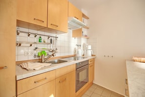 Kühlschrank, Mikrowelle, Herdplatte, Geschirrspüler