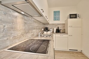 Kühlschrank, Mikrowelle, Herdplatte, Geschirrspüler