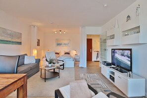 Fernseher, DVD-Player, Stereoanlage