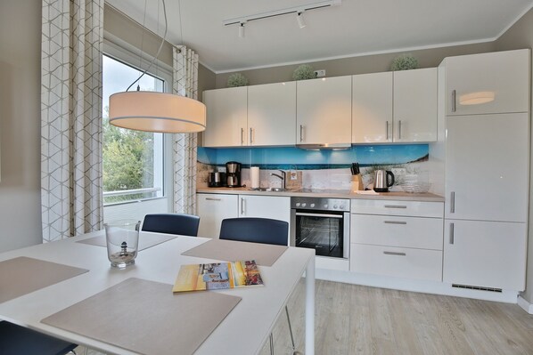 ثلاجة، ميكروويف، فرن، موقد طهي مسطح