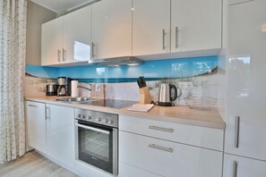 ثلاجة، ميكروويف، فرن، موقد طهي  مسطح