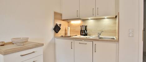 Réfrigérateur, plaque de cuisson, lave-vaisselle, cafetière/bouilloire