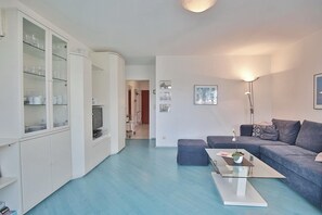 Fernseher, DVD-Player, Stereoanlage