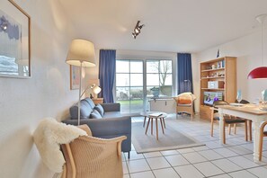 Fernseher, DVD-Player, Stereoanlage