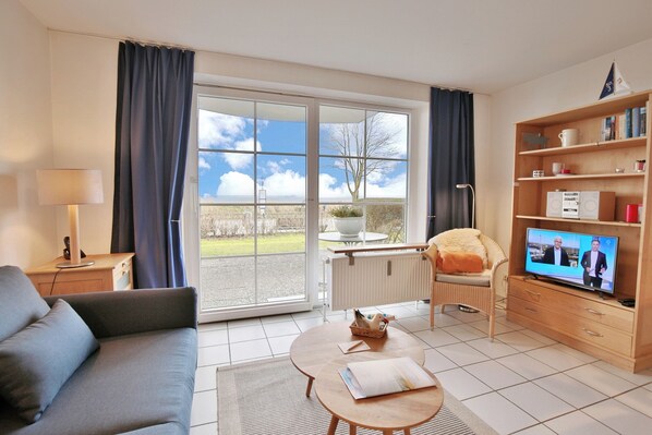 Fernseher, DVD-Player, Stereoanlage