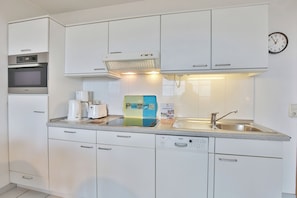 Kühlschrank, Mikrowelle, Ofen, Geschirrspüler