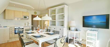 Frigorifero, microonde, piano cottura, lavastoviglie