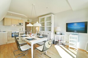 Réfrigérateur, micro-ondes, plaque de cuisson, lave-vaisselle