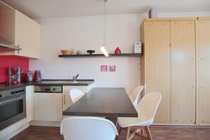 Kühlschrank, Ofen, Geschirrspüler, Wasserkocher mit Kaffee-/Teezubehör