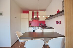 Kühlschrank, Ofen, Geschirrspüler, Wasserkocher mit Kaffee-/Teezubehör