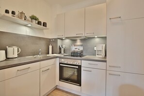 ثلاجة، ميكروويف، غسالة أطباق، ماكينة لصنع القهوة/الشاي