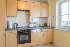 ثلاجة، ميكروويف، فرن، موقد طهي مسطح