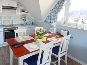 Kühlschrank, Ofen, Wasserkocher mit Kaffee-/Teezubehör, Toaster