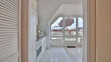 Frigorífico, horno, placa de cocina y tostadora