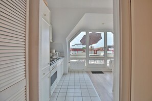 Réfrigérateur, four, plaque de cuisson, grille-pain