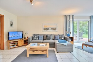 Fernseher, Kamin, Stereoanlage