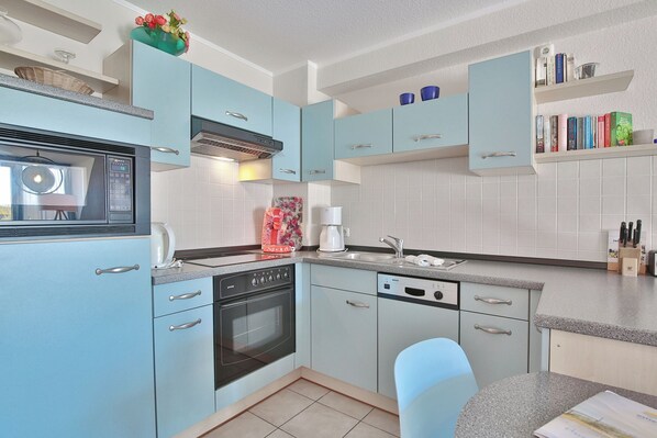 Mikrowelle, Geschirrspüler, Wasserkocher mit Kaffee-/Teezubehör, Toaster