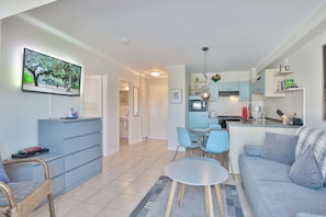 Fernseher, DVD-Player, Stereoanlage