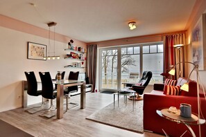 Fernseher, DVD-Player, Stereoanlage