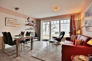 Fernseher, DVD-Player, Stereoanlage