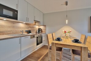 Kühlschrank, Mikrowelle, Ofen, Geschirrspüler