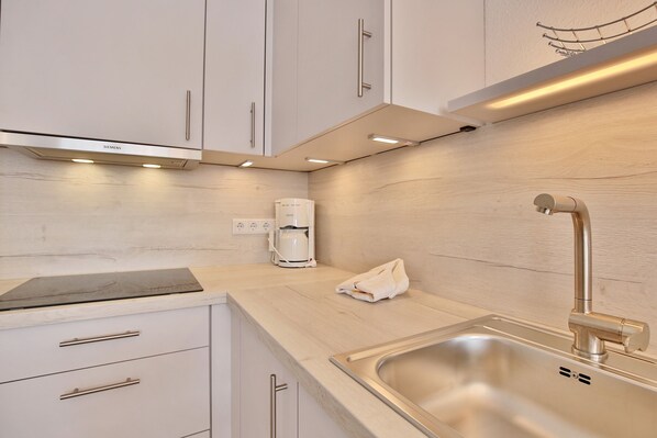 Réfrigérateur, micro-ondes, four, plaque de cuisson