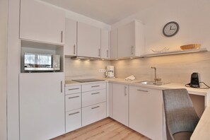 Kühlschrank, Mikrowelle, Ofen, Herdplatte